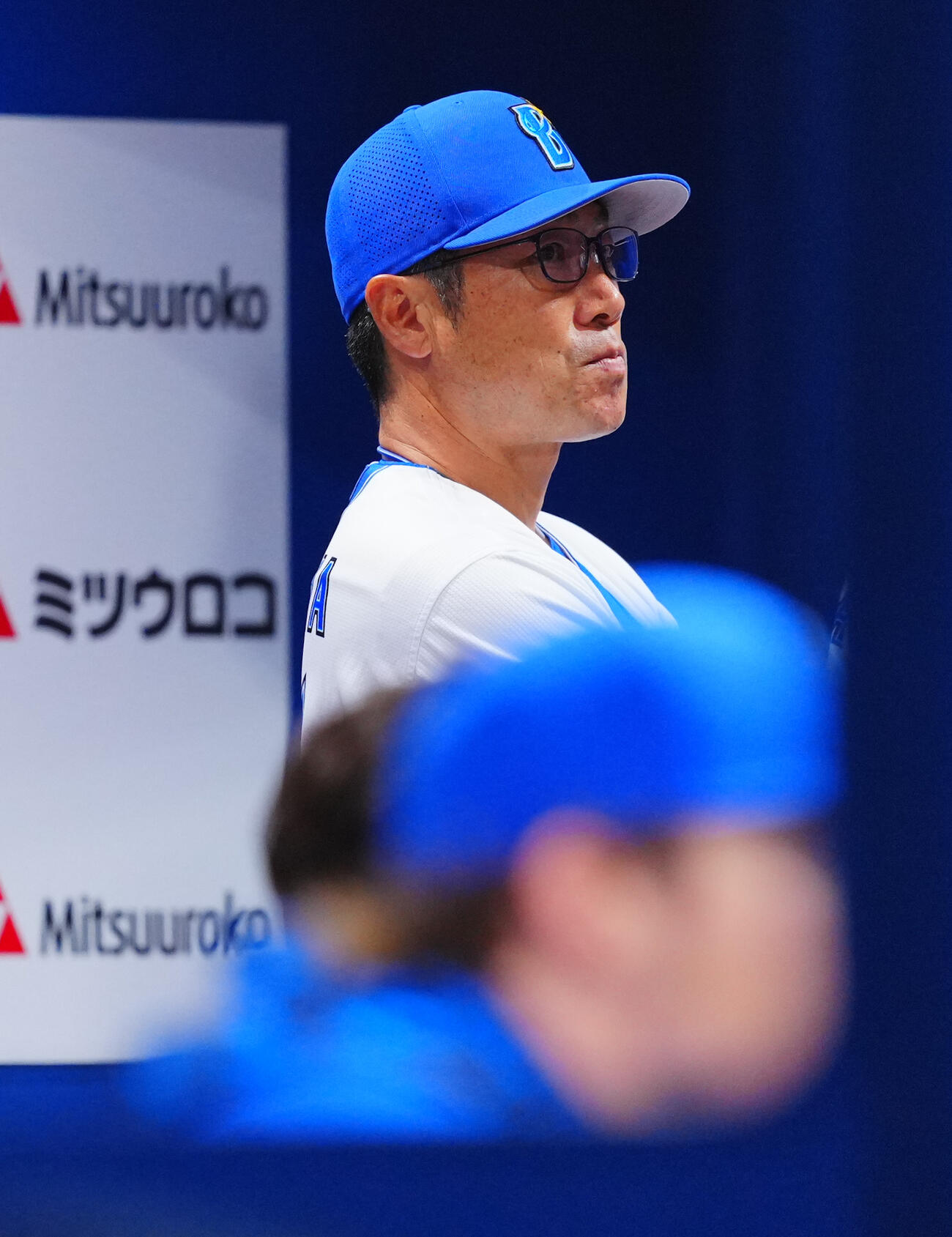 DeNA対ヤクルト　戦況を見つめるDeNA相川亮二監督（撮影・垰建太）