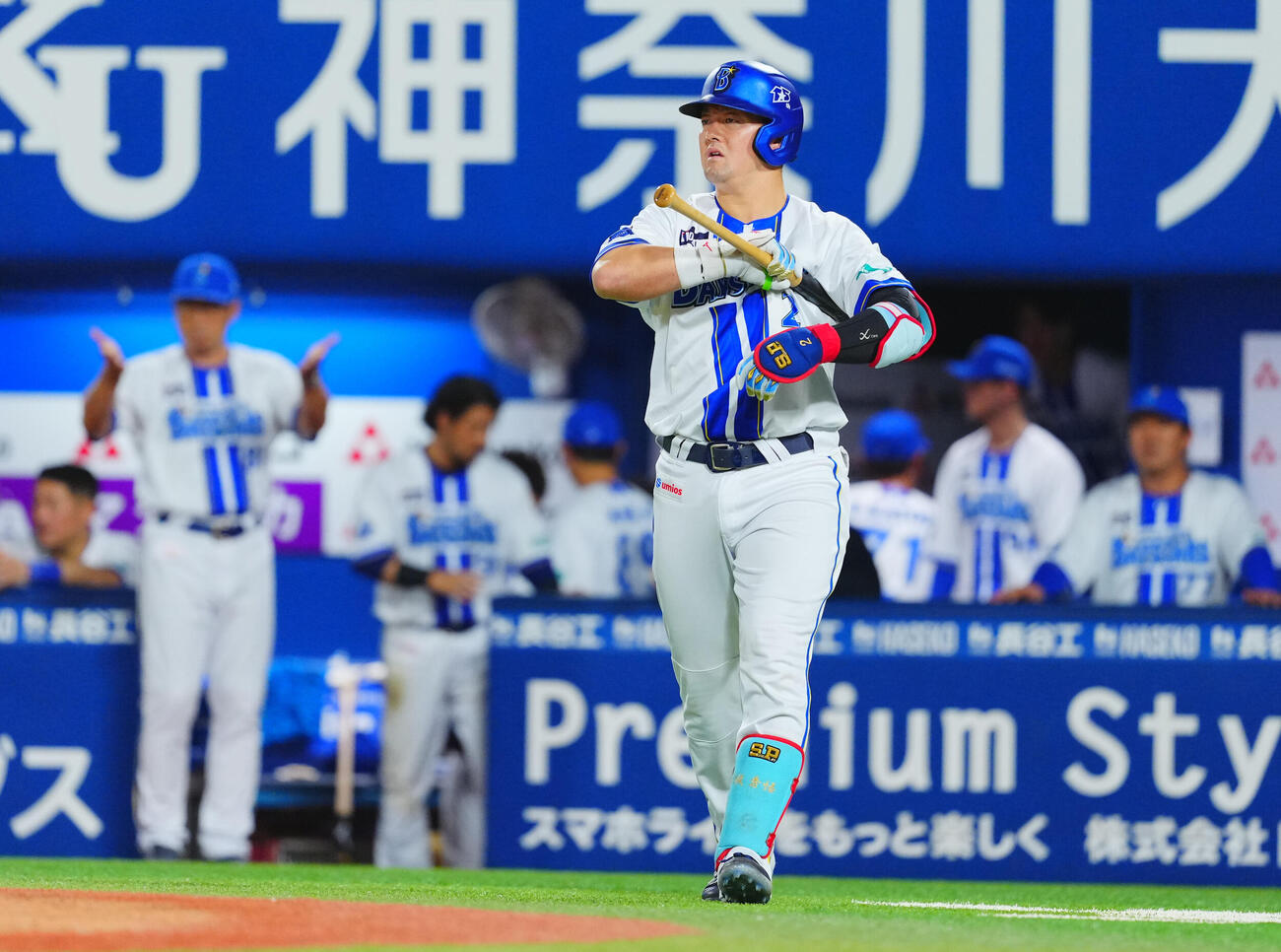 DeNA対ヤクルト　9回裏DeNA1死二塁、打席に向かう代打牧秀悟（撮影・垰建太）