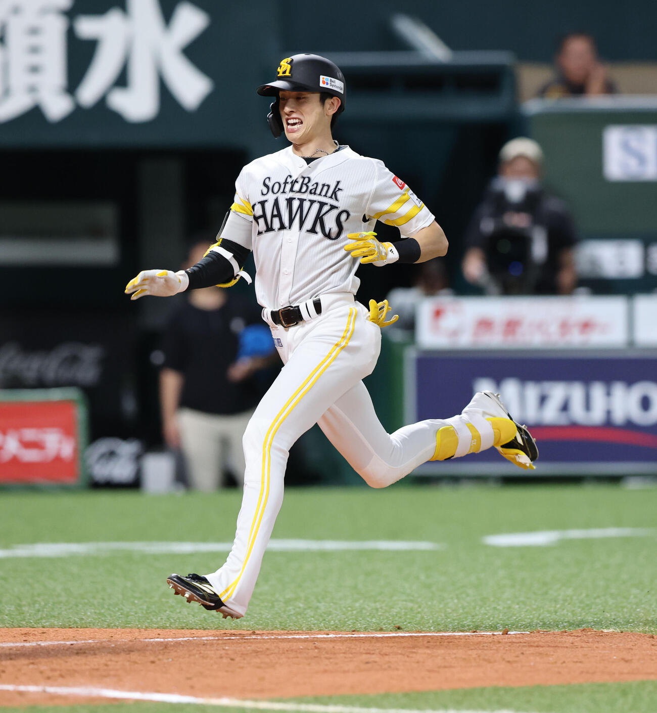 ソフトバンク日本ハム　8回裏ソフトバンク2死満塁、周東佑京は右越えに満塁走塁本塁打を放つ（撮影・梅根麻紀）