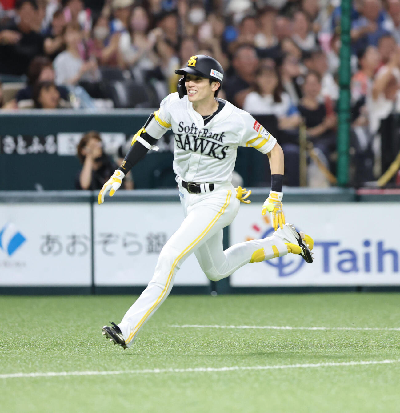 ソフトバンク日本ハム　8回裏ソフトバンク2死満塁、周東佑京は右越えに満塁走塁本塁打を放つ（撮影・梅根麻紀）