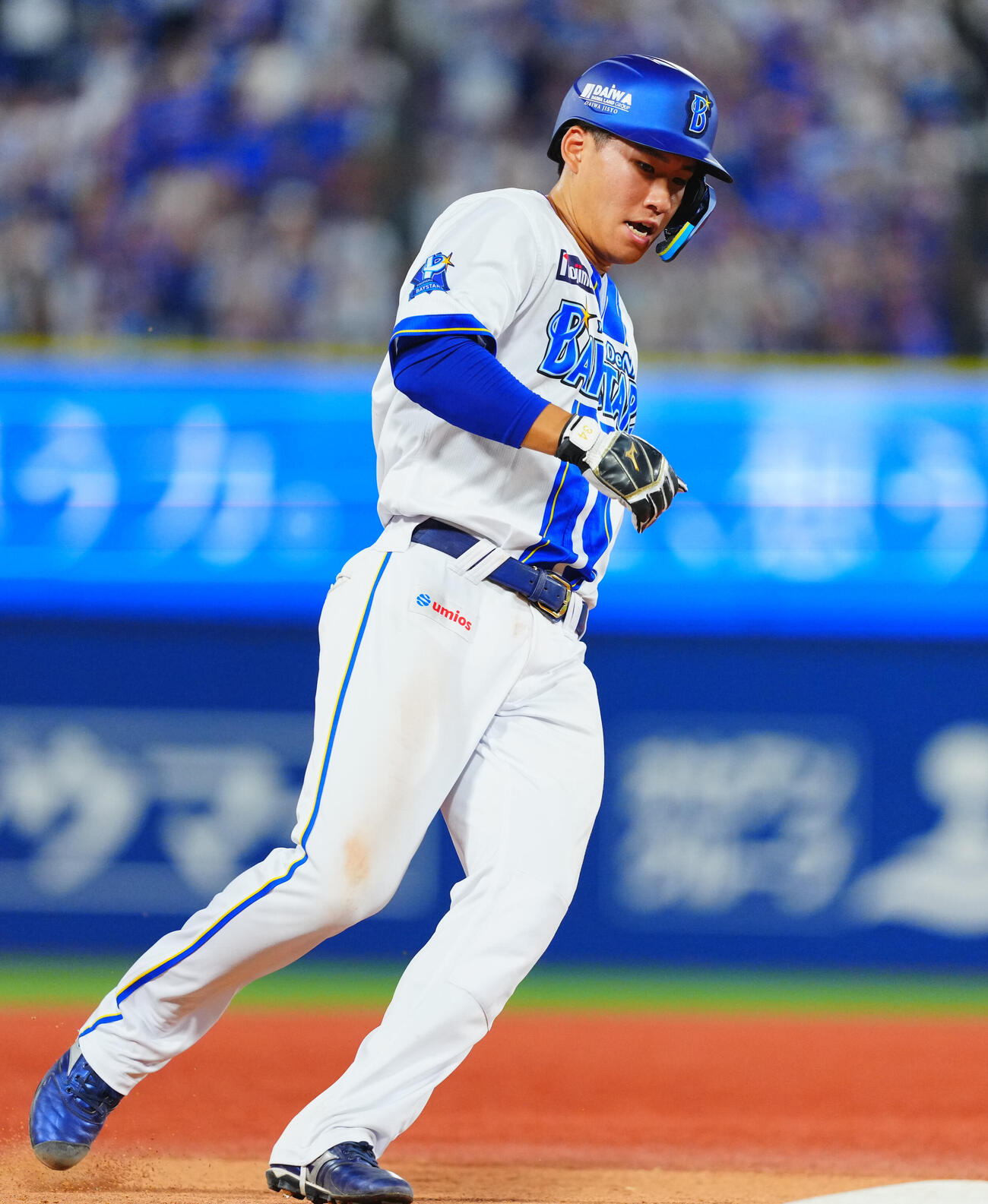 DeNA対ヤクルト　9回裏DeNA2死一、二塁、相手失策の間に三塁へ進む宮下朝陽（撮影・垰建太）