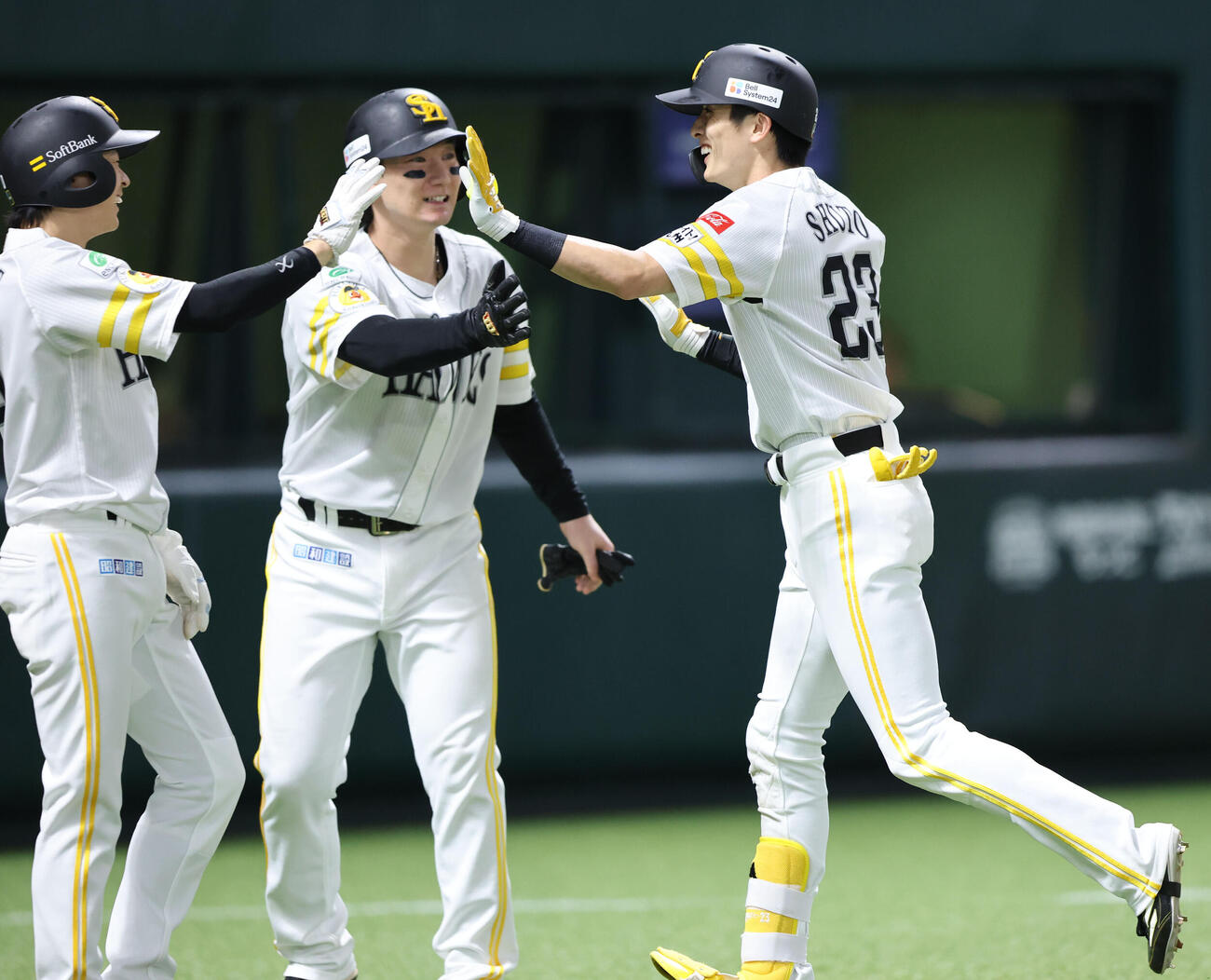 ソフトバンク日本ハム　8回裏ソフトバンク2死満塁、周東佑京は右越えに満塁走塁本塁打を放ちネインと笑顔でハイタッチ（撮影・梅根麻紀）