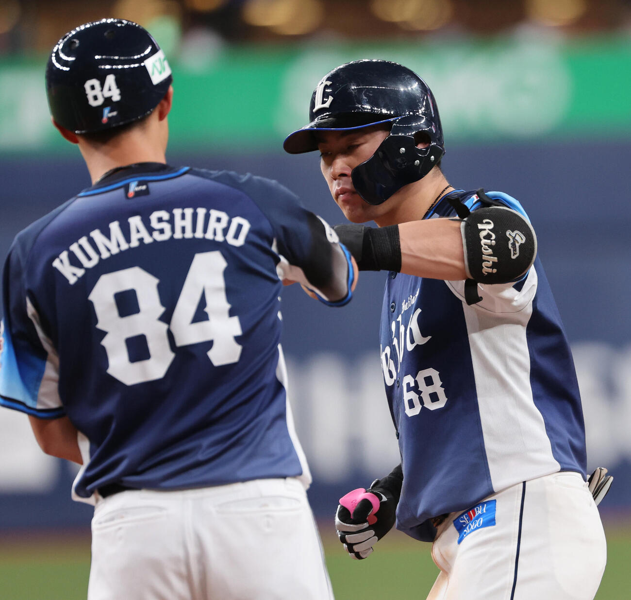 オリックス対西武　5回表西武2死、岸潤一郎は中前打を放ち、熊代聖人コーチとタッチ（撮影・西尾就之）