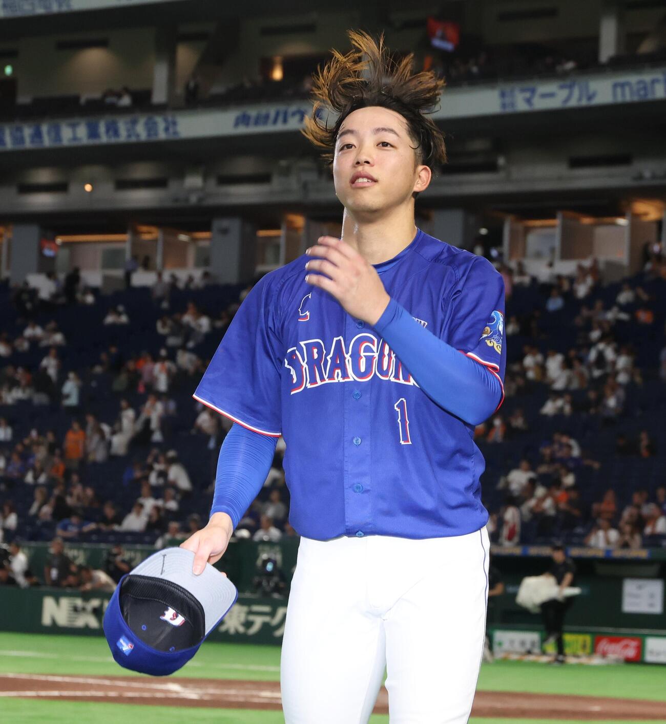 巨人対中日　試合後、応援団にあいさつする岡林勇希（撮影・黒川智章）