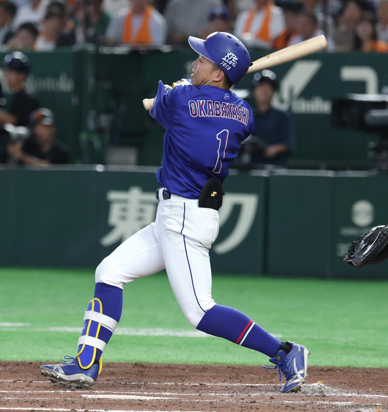巨人対中日　4回表中日2死一、二塁、3点本塁打を放つ岡林勇希（撮影・黒川智章）