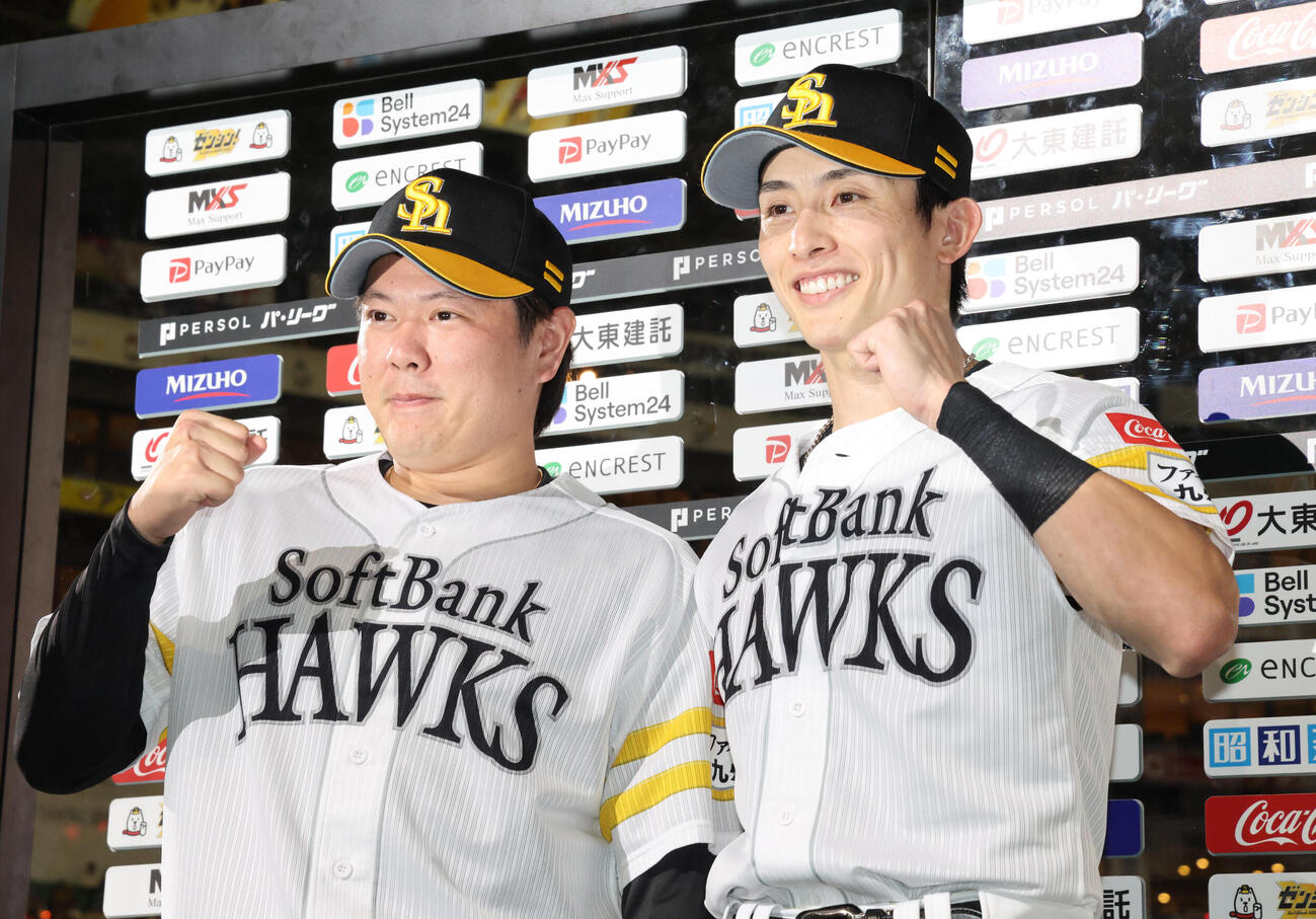 ソフトバンク日本ハム　ヒーローになった津森宥紀と周東佑京（右）（撮影・梅根麻紀）