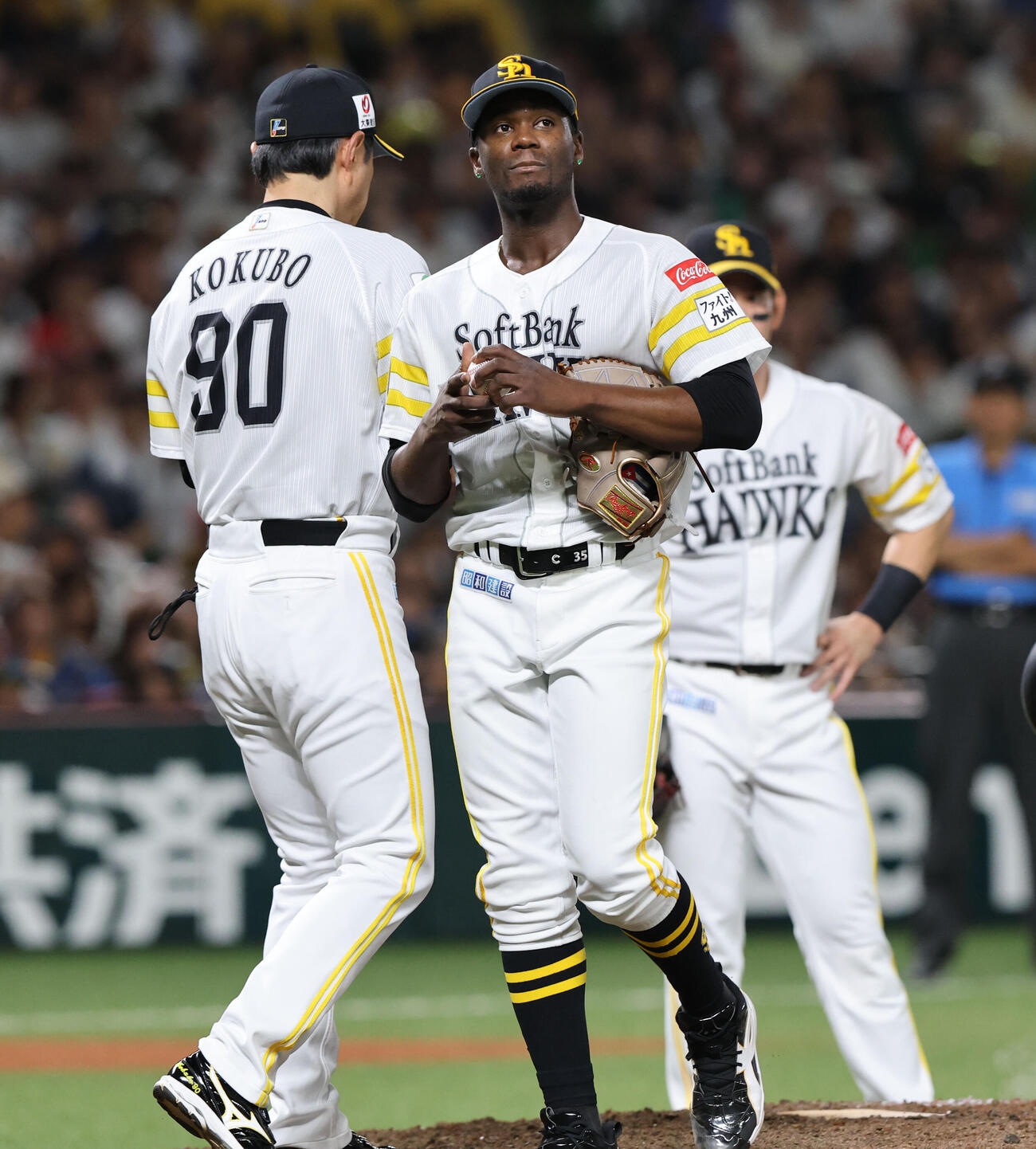 ソフトバンク日本ハム　7回途中、ソフトバンク小久保裕紀監督は自らマウンドに向かいモイネロに交代を告げる（撮影・梅根麻紀）