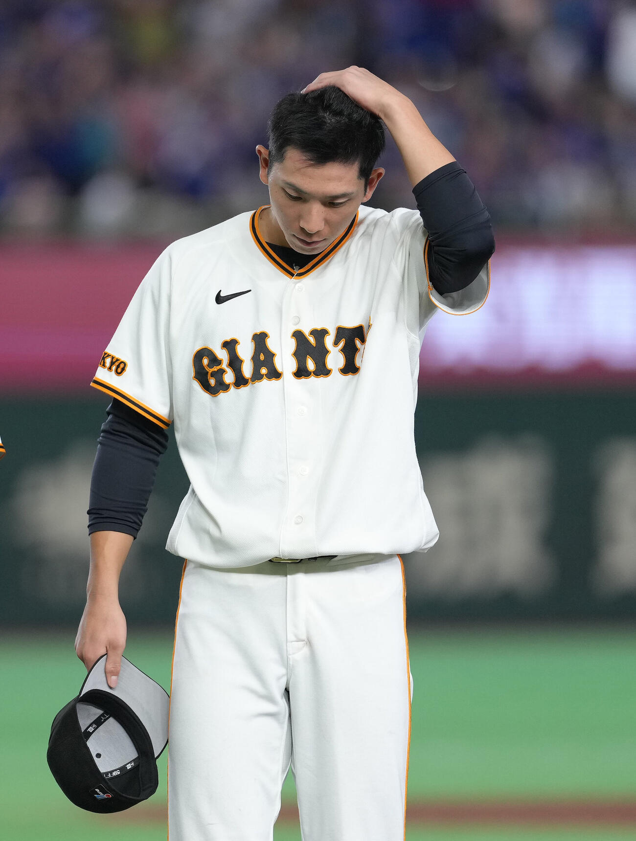 巨人対中日　敗れがっくりと引き揚げる巨人戸郷翔征（撮影・足立雅史）