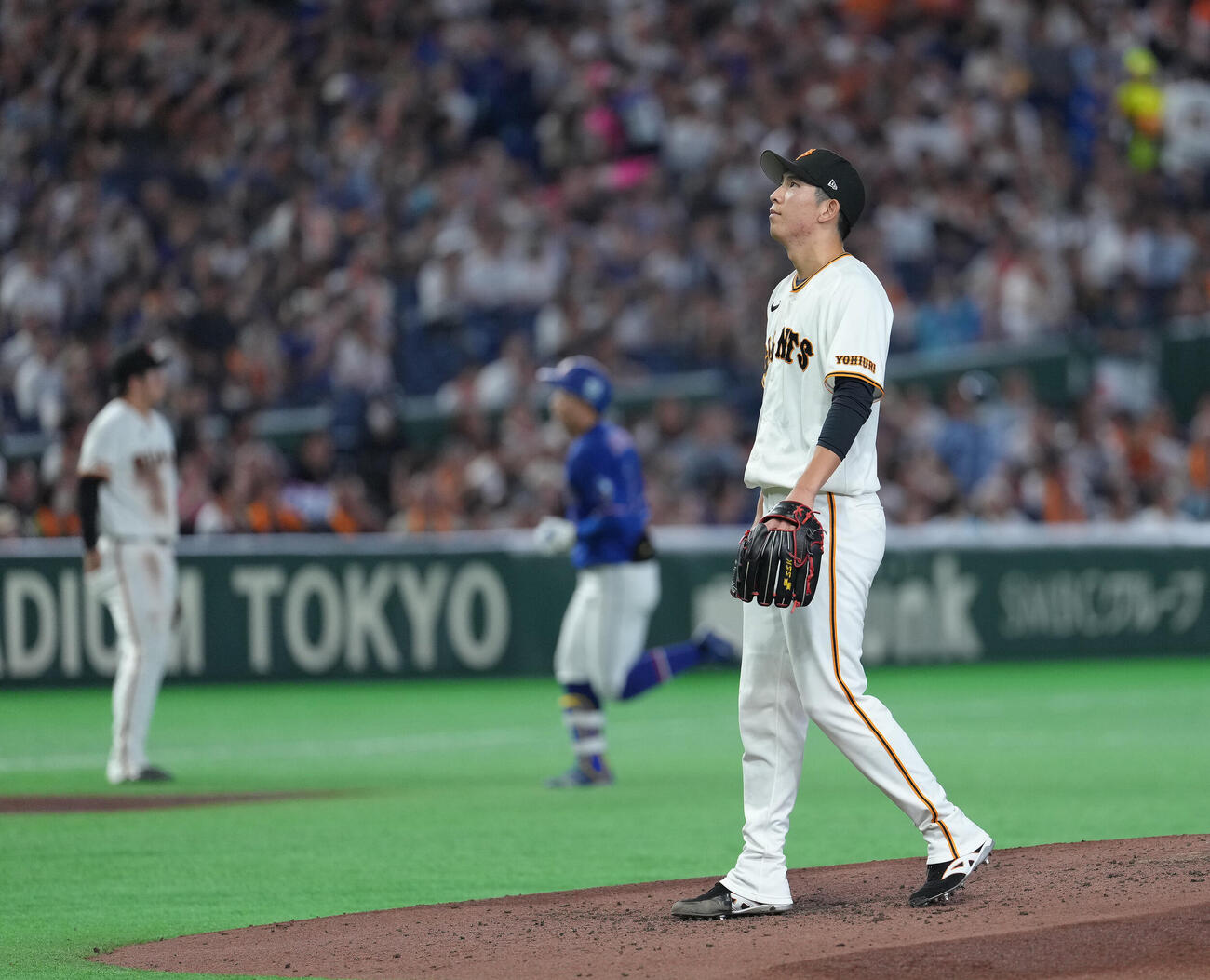 巨人対中日　4回表中日2死一、二塁、岡林勇希（後方右）に3点本塁打を浴びた戸郷翔征（手前）（撮影・足立雅史）