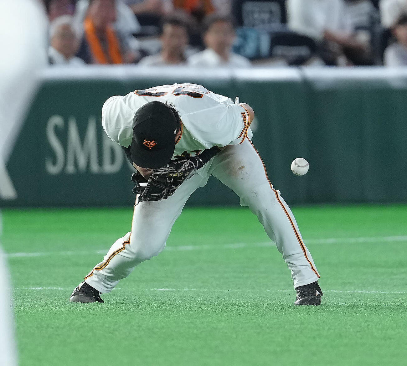 巨人対中日　4回表中日1死、サノーの打球をファンブルする三塁手石塚裕惺（撮影・足立雅史）