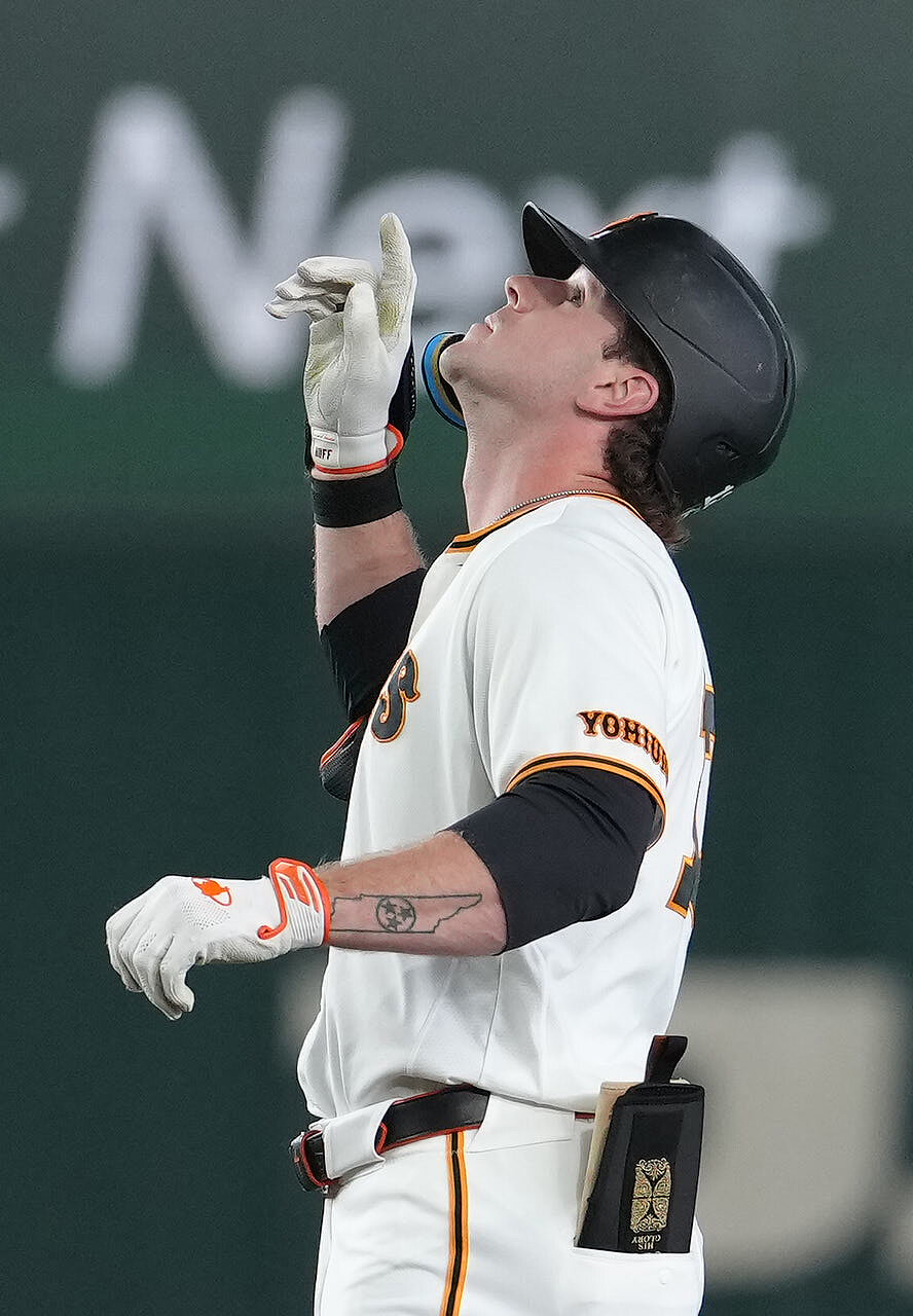 巨人対中日　7回裏巨人1死、代打トレイ・キャベッジは二塁打を放ちポーズを決める（撮影・足立雅史）