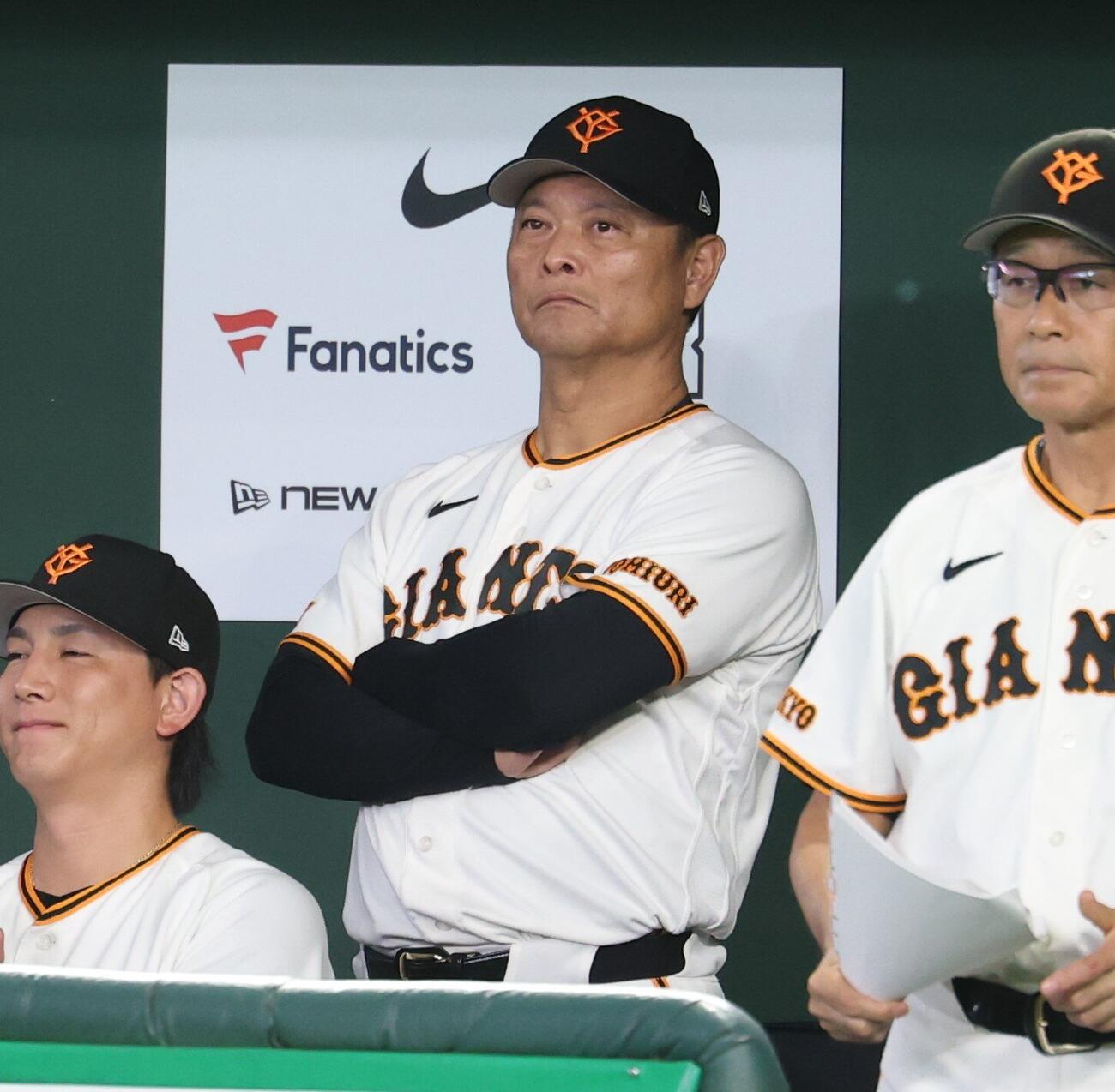 巨人対中日　試合を見つめる橋上秀樹監督代行（撮影・黒川智章）