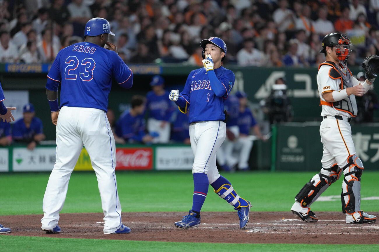 巨人対中日　4回表中日2死一、二塁、岡林勇希は3点本塁打を放ちポーズを決める（撮影・足立雅史）