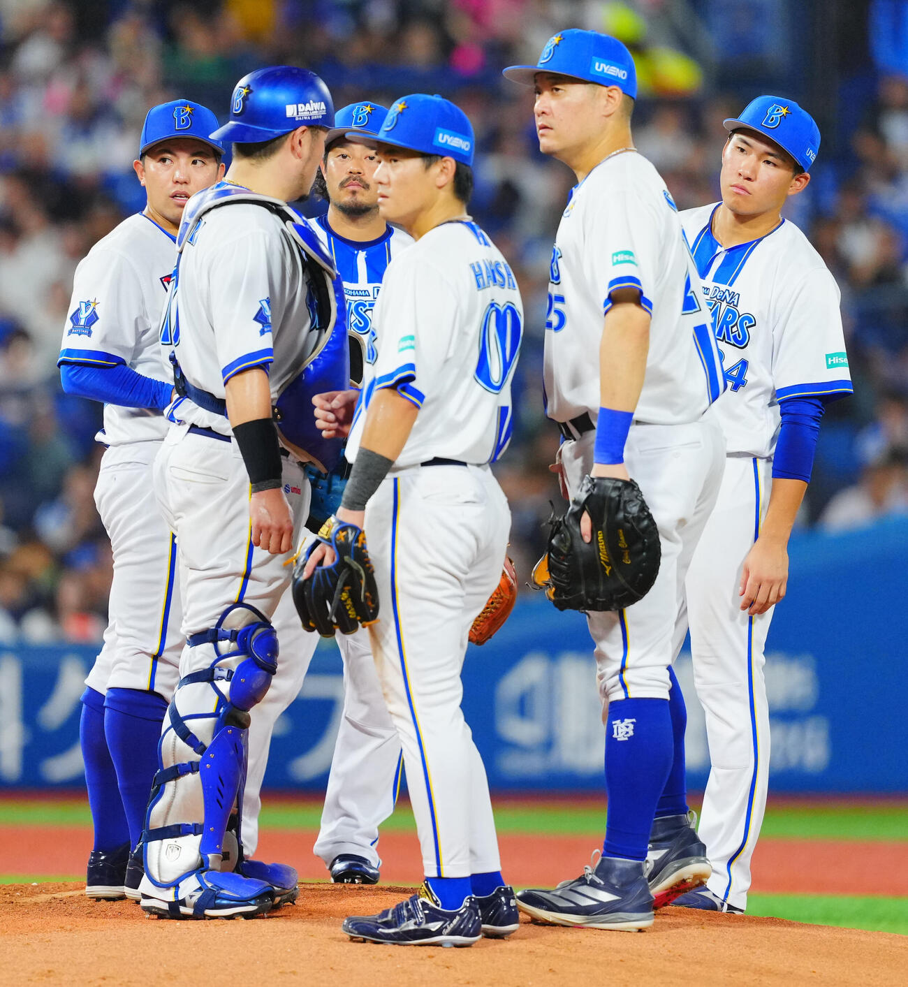 DeNA対ヤクルト　4回表ヤクルト無死一、三塁、マウンドの東克樹（左）のもとに集まるナイン（撮影・垰建太）