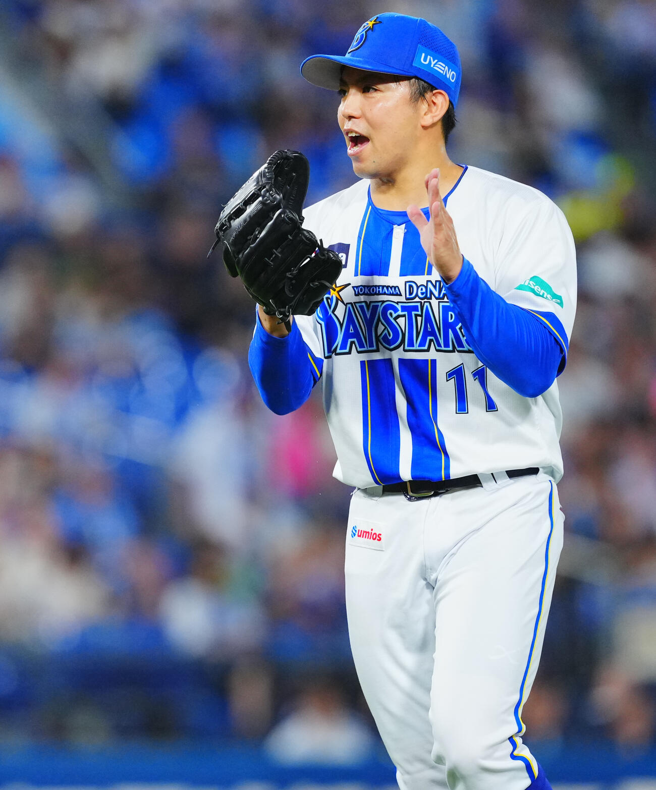 DeNA対ヤクルト　1回表ヤクルト1死一、二塁、山田哲人をニゴロ併殺に仕留めグラブをたたく東克樹（撮影・垰建太）