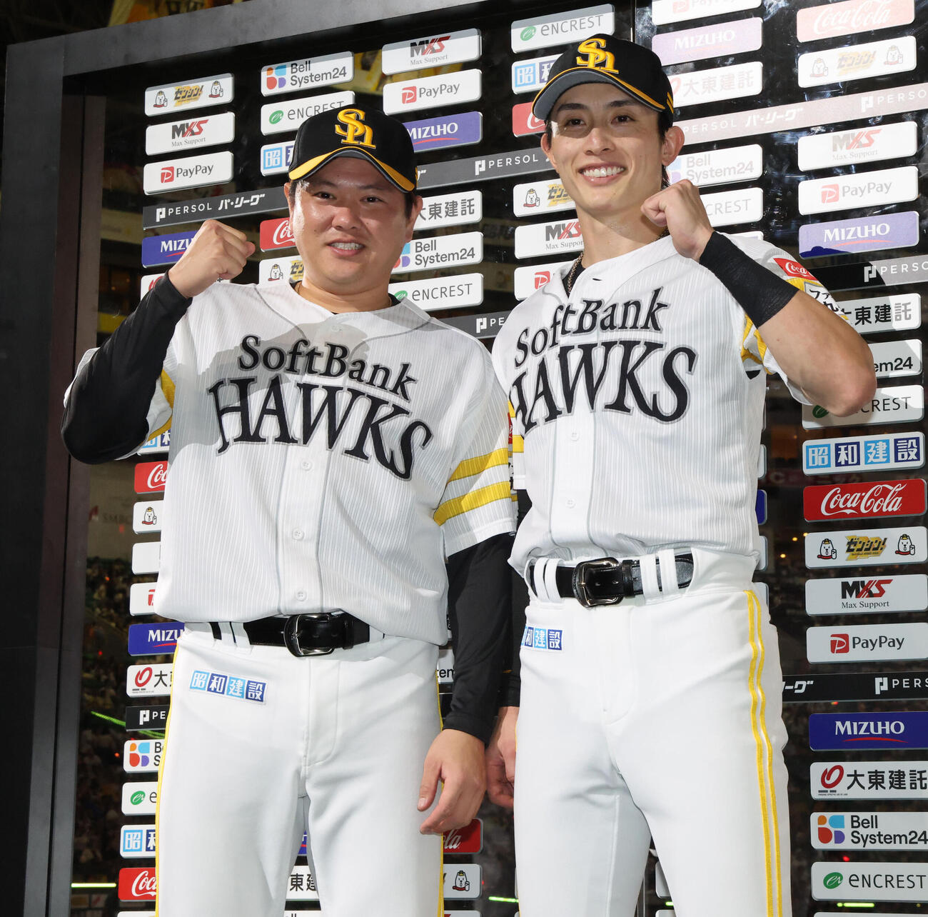 ソフトバンク日本ハム　ヒーローになった津森宥紀と周東佑京（右）（撮影・梅根麻紀）