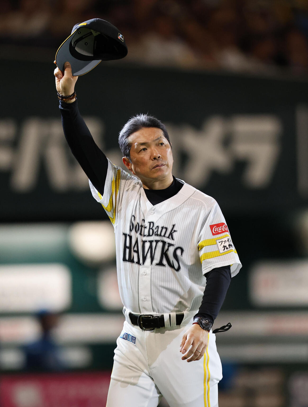 ソフトバンク日本ハム　日本ハムに快勝しファンに手を振るソフトバンク小久保裕紀監督（撮影・梅根麻紀）