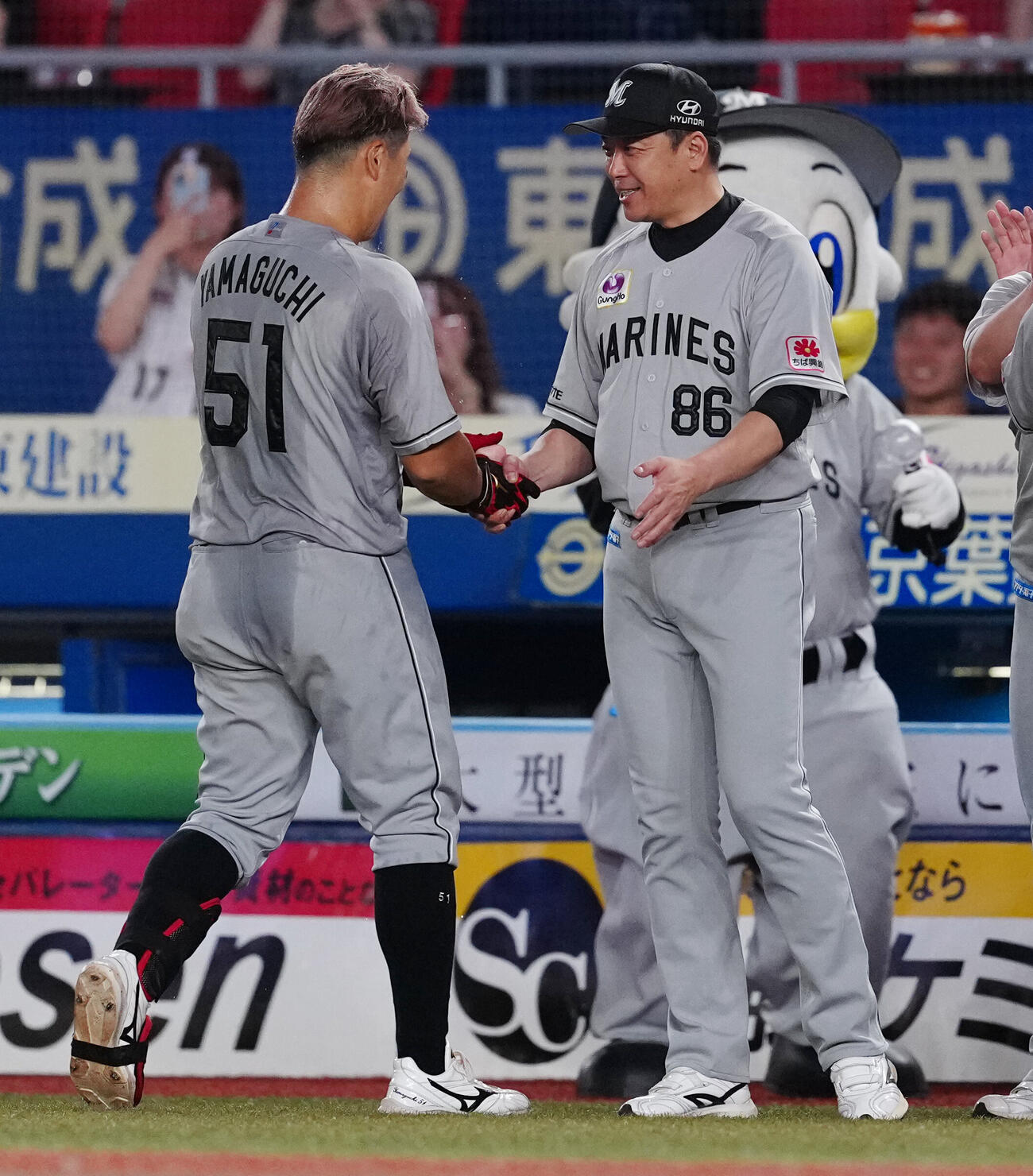 ロッテ対楽天　9回裏ロッテ1死一、二塁、サヨナラ打を放った山口航輝（左）を迎えるサブロー監督（撮影・鈴木みどり）