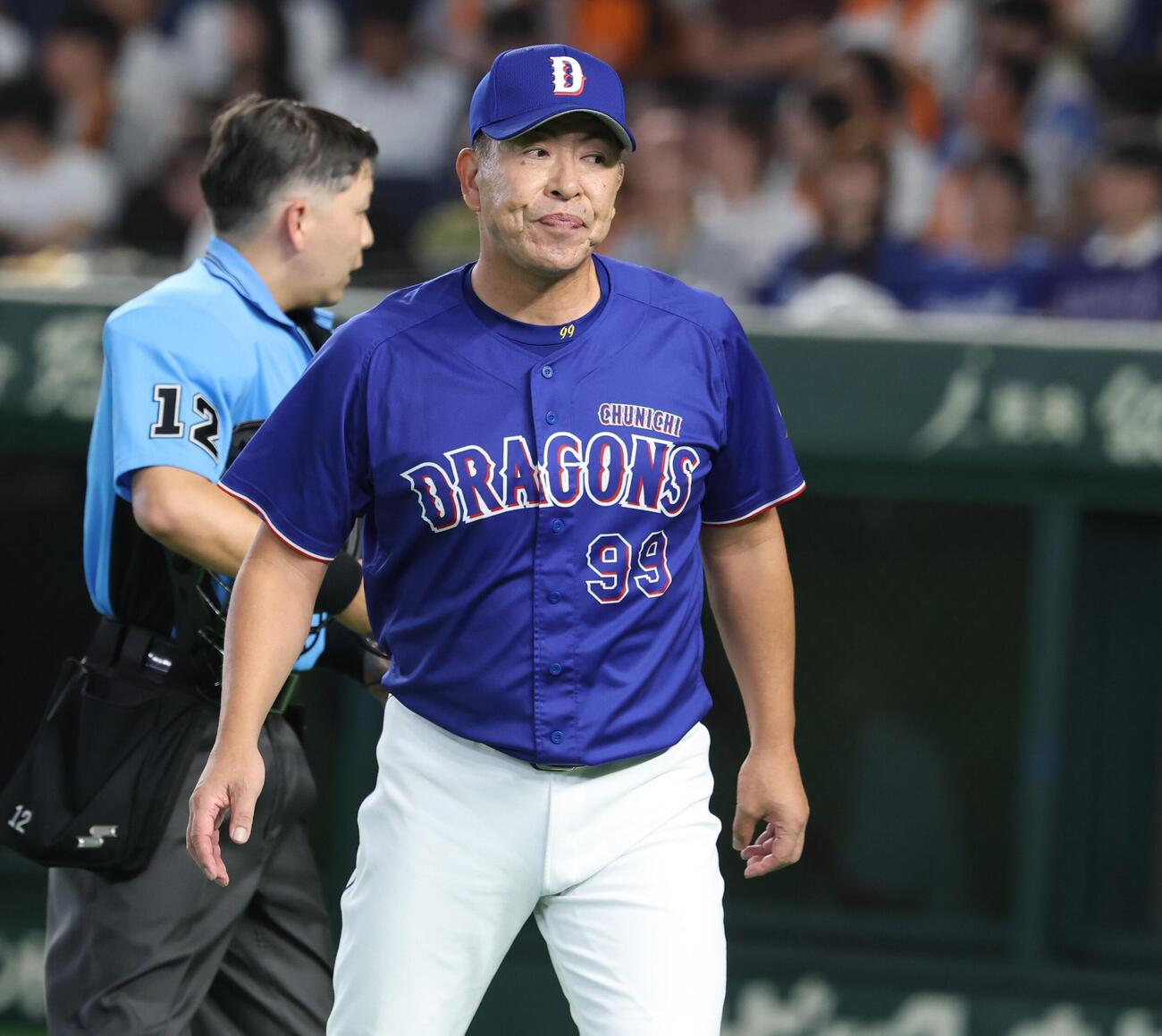 巨人対中日　選手交代を告げる井上一樹監督（撮影・黒川智章）