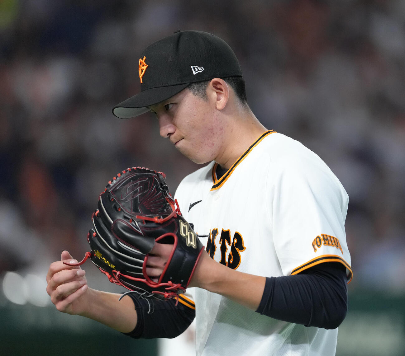 巨人対中日　気迫の表情でベンチに戻る巨人戸郷翔征（撮影・足立雅史）
