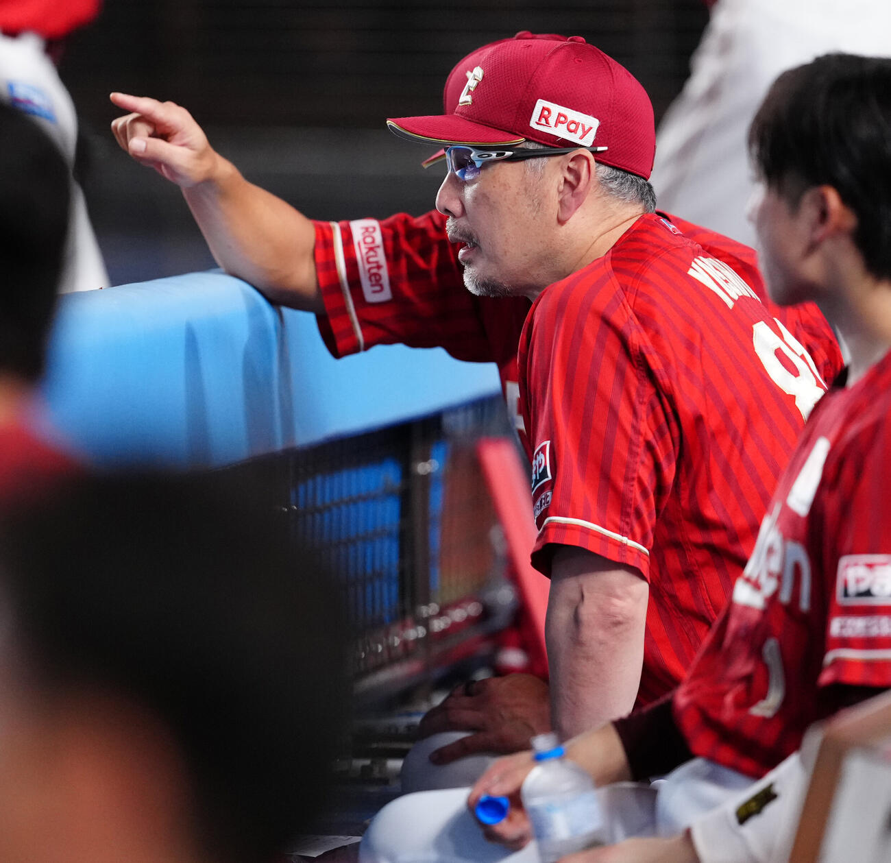 ロッテ対楽天　ベンチから試合を見る楽天吉井理人監督（撮影・鈴木みどり）