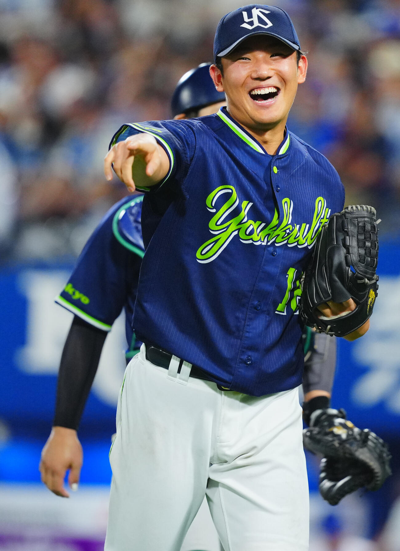 DeNA対ヤクルト　6回裏DeNA1死一、二塁、宮下朝陽を三ゴロ併殺に仕留め無失点の奥川恭伸は満面の笑顔を見せる（撮影・垰建太）