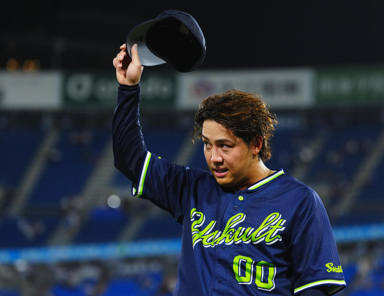 DeNA対ヤクルト　DeNAに勝利しヒーローのヤクルト赤羽由紘はファンの声援に応える（撮影・垰建太）