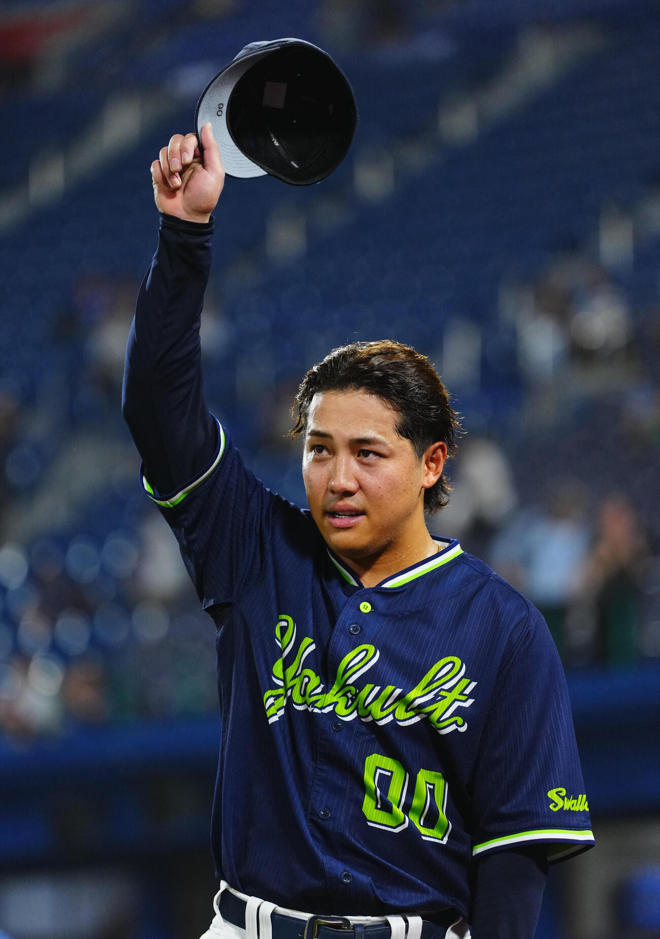 DeNA対ヤクルト　DeNAに勝利しヒーローのヤクルト赤羽由紘はファンの声援に応える（撮影・垰建太）