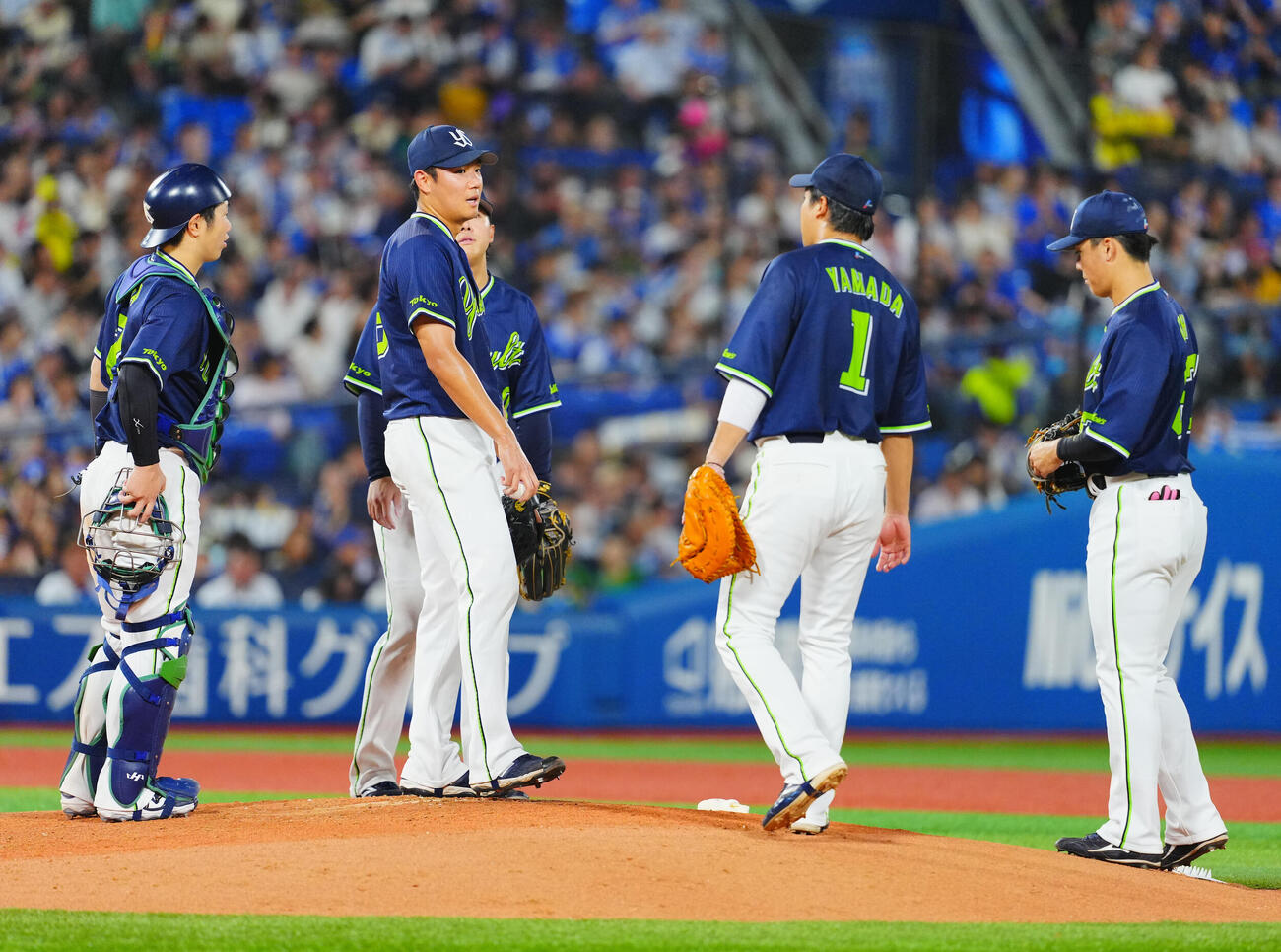 DeNA対ヤクルト　4回裏DeNA無死一、二塁、マウンドでナインと言葉を交わす奥川恭伸（撮影・垰建太）