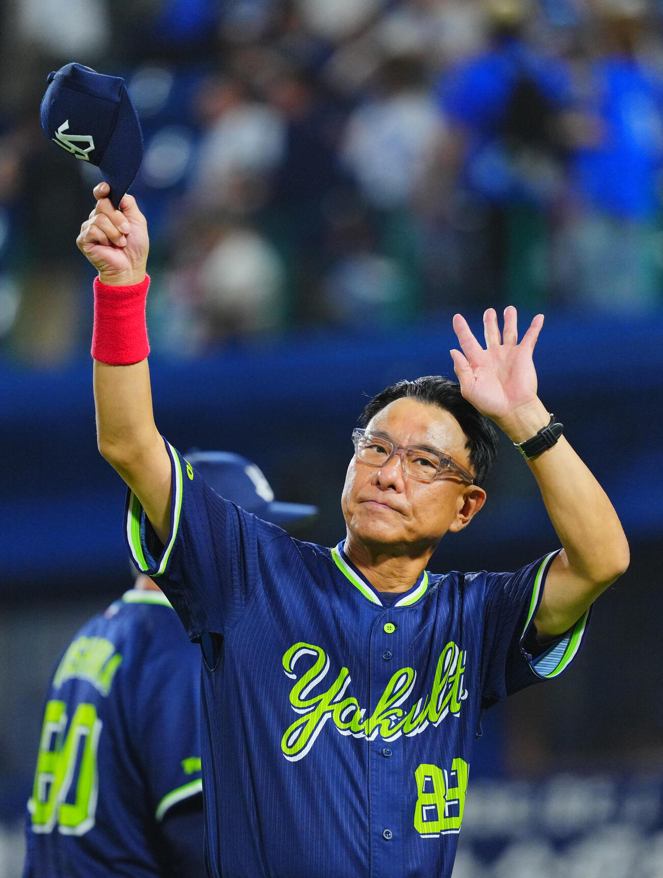 DeNA対ヤクルト　DeNAに勝利しスタンドに手を振るヤクルト池山隆寛監督（撮影・垰建太）