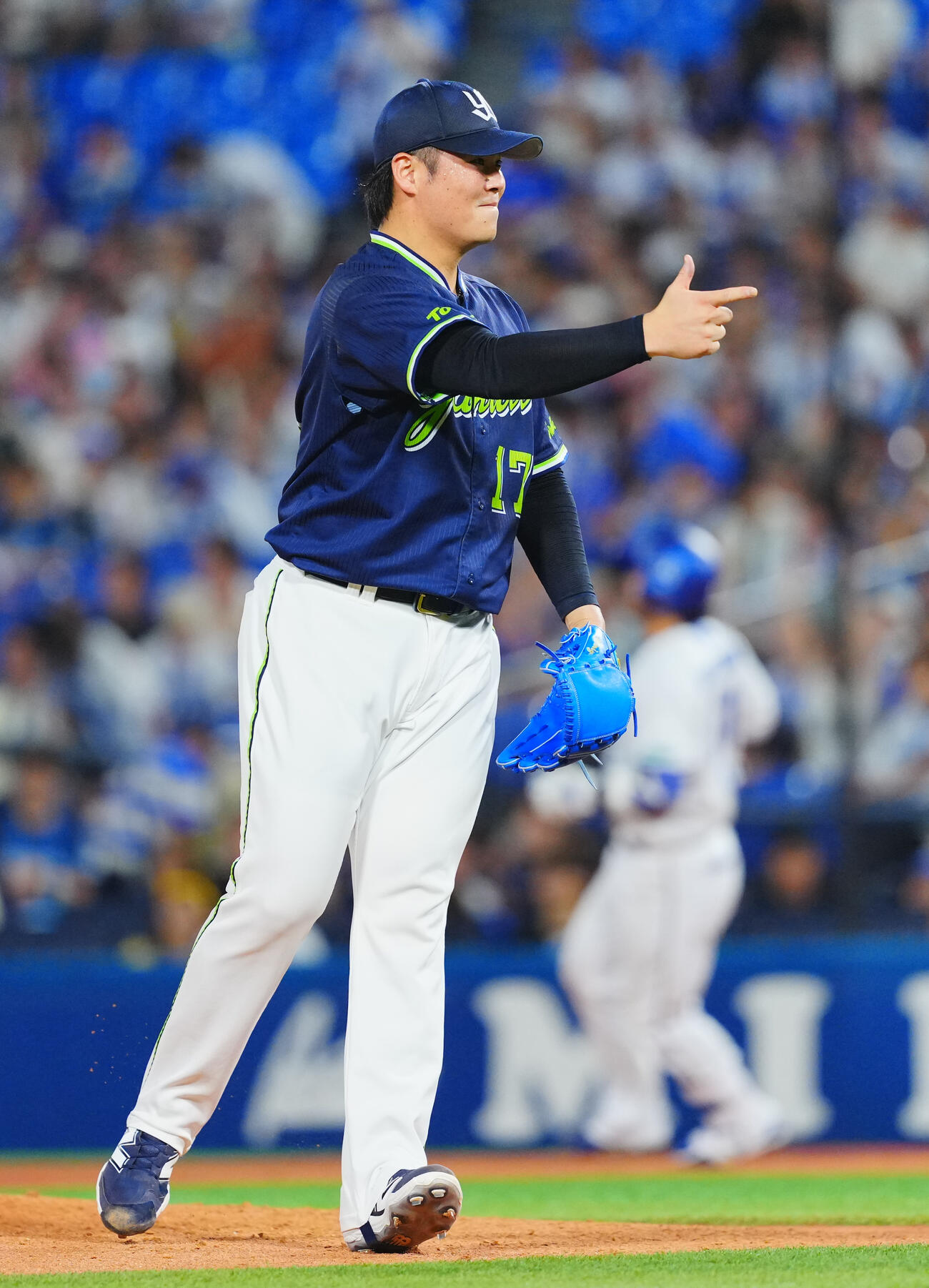 DeNA対ヤクルト　最後を締め勝利し笑顔のヤクルト清水昇（撮影・垰建太）