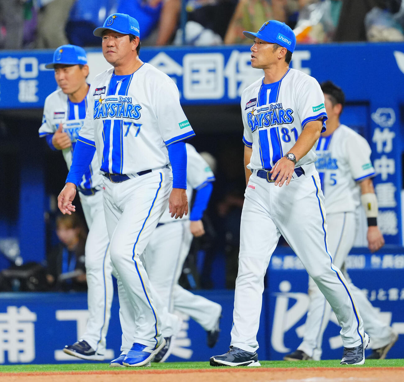 DeNA対ヤクルト　ヤクルト二塁打敗れあいさつに向かうDeNA相川亮二監督（右）ら（撮影・垰建太）