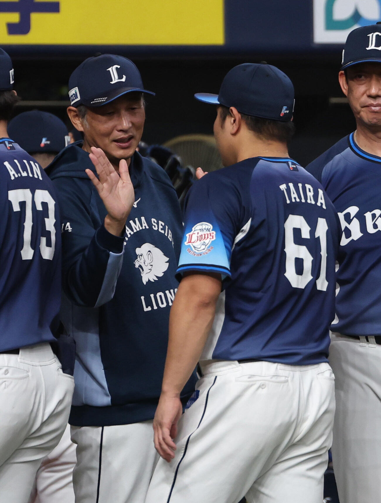オリックス対西武　11勝目を挙げた西武平良海馬（右）を迎える西口文也監督（撮影・西尾就之）