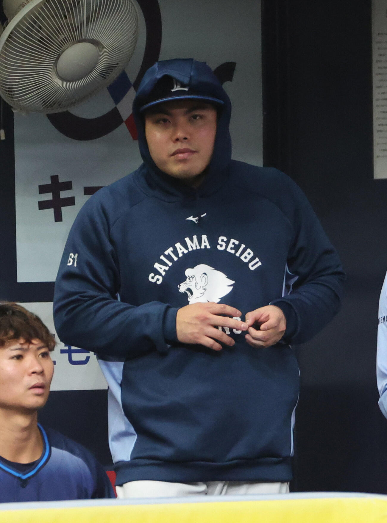 オリックス対西武　西武先発の平良海馬はベンチでフードをかぶって応援（撮影・西尾就之）