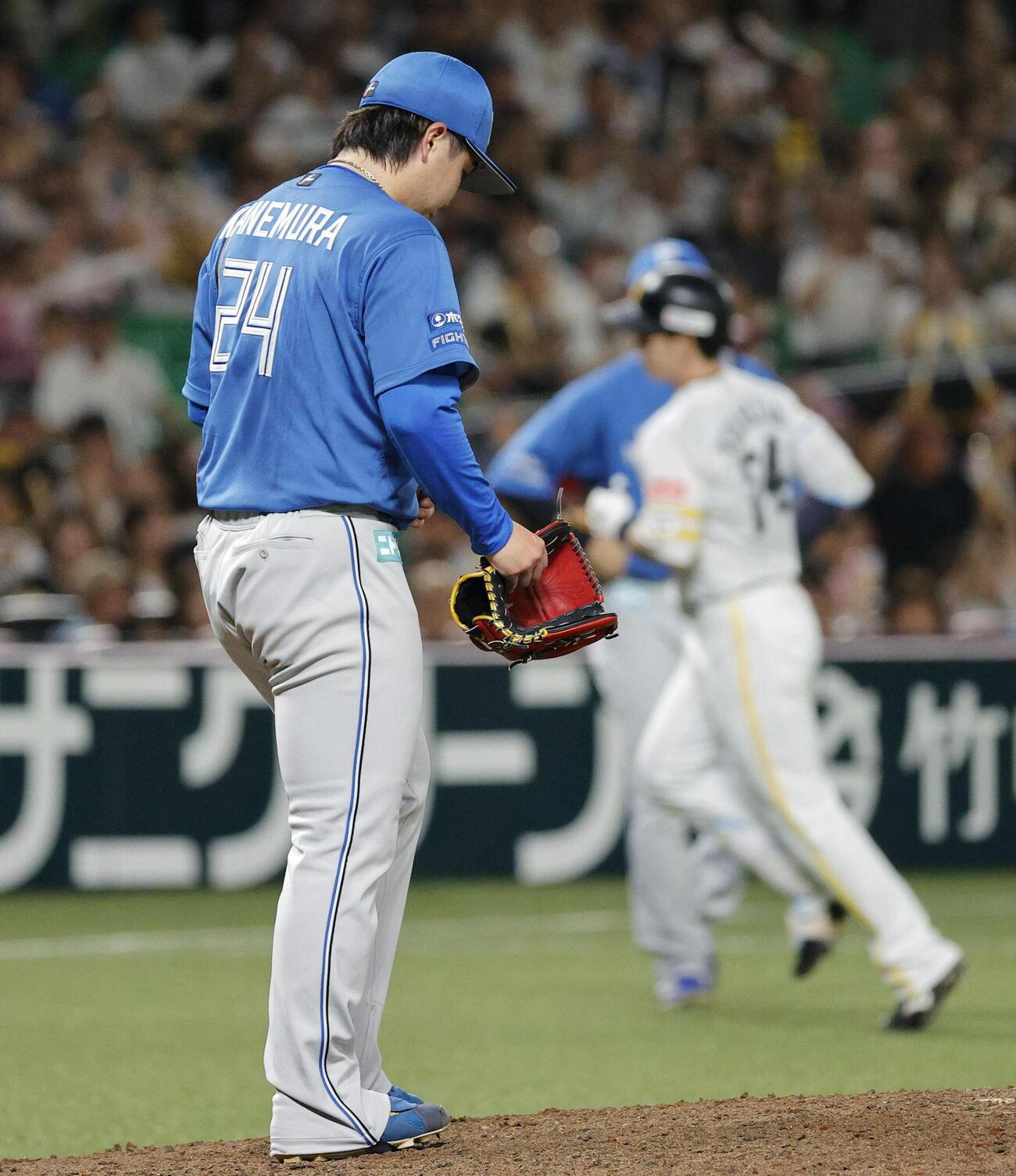 8回、ソフトバンク栗原（奥）に2ランを浴びた日本ハム金村（共同）