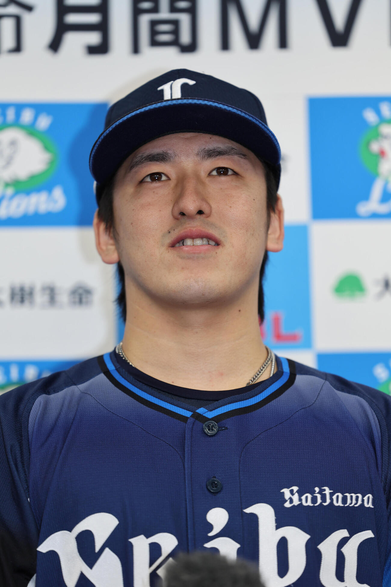 8月の大樹生命月間MVPを受賞した西武隅田知一郎はインタビューに応える（撮影・西尾就之）