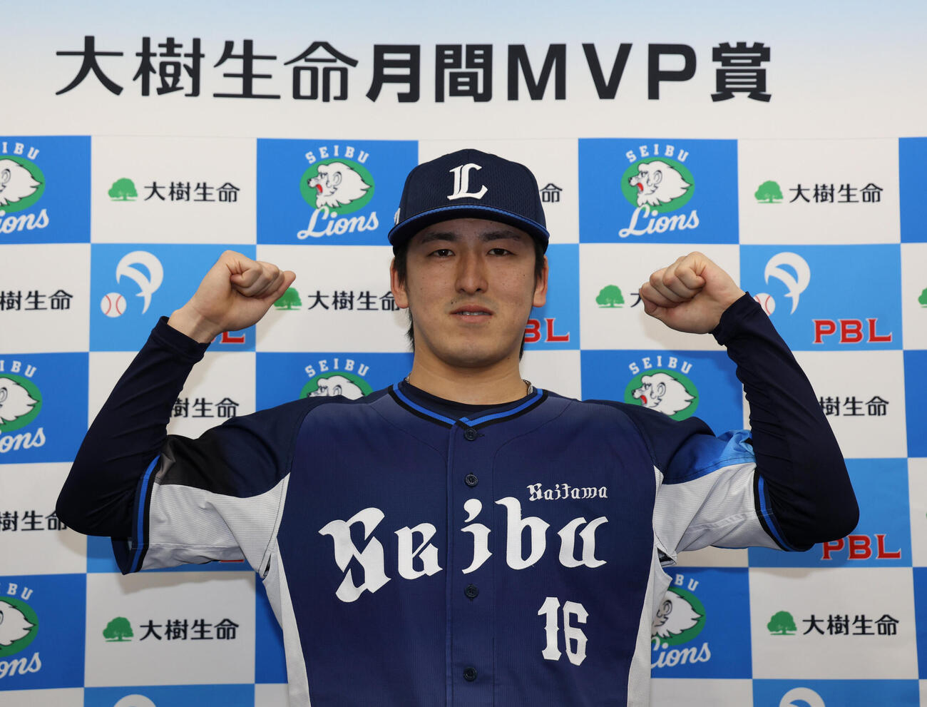 8月の大樹生命月間MVPを受賞した西武隅田知一郎はガッツポーズ（撮影・西尾就之）