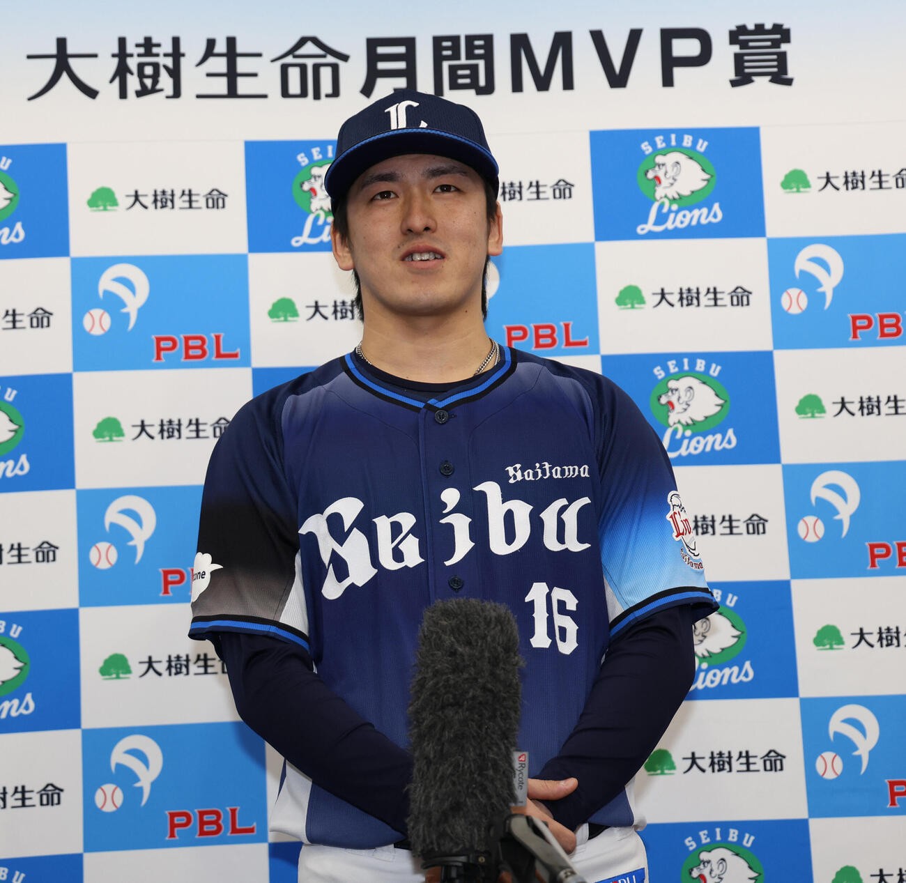 8月の大樹生命月間MVPを受賞した西武隅田知一郎はインタビューに応える（撮影・西尾就之）
