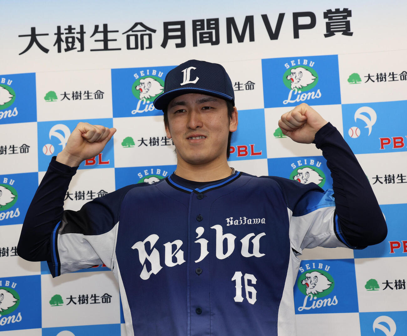 8月の大樹生命月間MVPを受賞した西武隅田知一郎はガッツポーズ（撮影・西尾就之）
