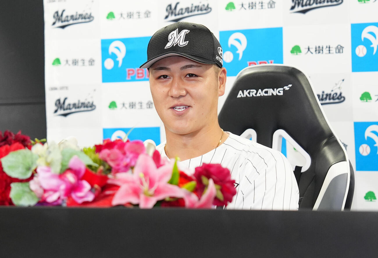 8月度大樹生命月間MVPに選ばれ、会見に臨むロッテ山口航輝（撮影・鈴木みどり）