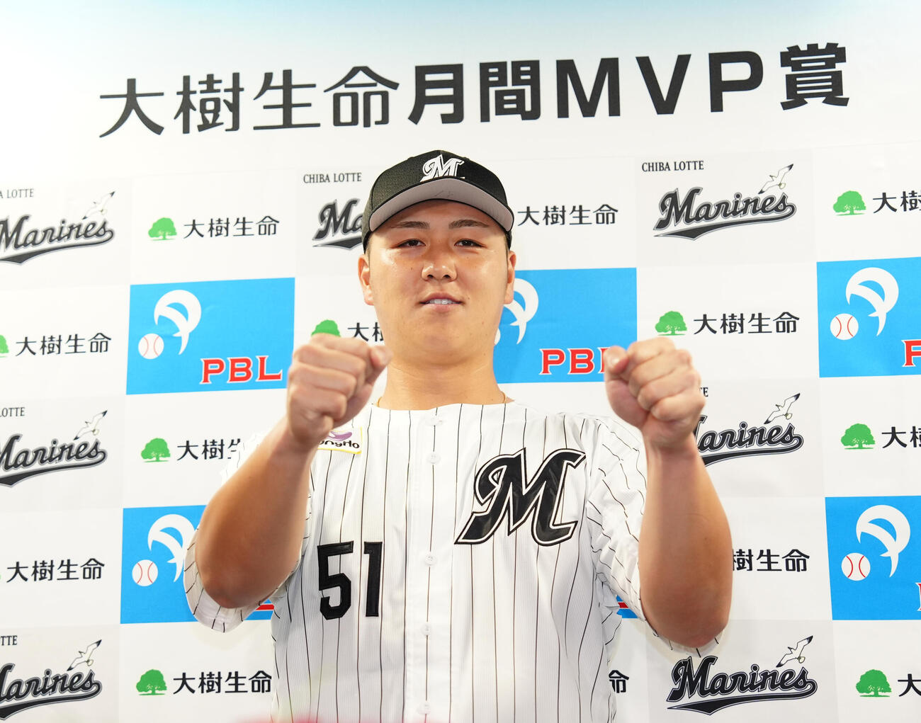 8月度大樹生命月間MVPに選ばれ、ポーズを決めるロッテ山口航輝（撮影・鈴木みどり）