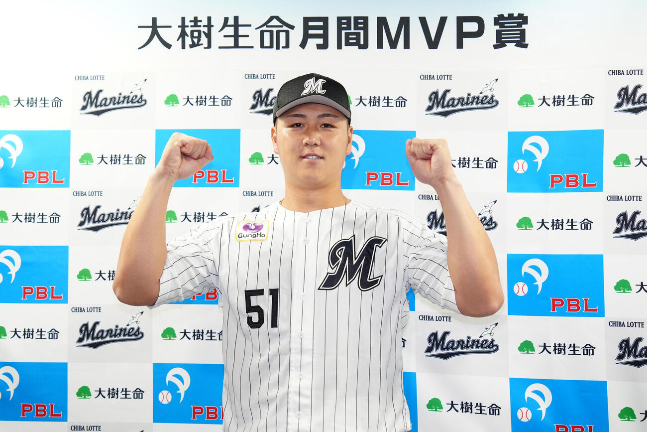 8月度大樹生命月間MVPに選ばれ、ガッツポーズするロッテ山口航輝（撮影・鈴木みどり）