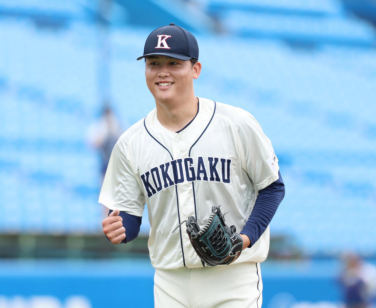 立正大対国学院大　7回表を無失点に抑え笑顔でベンチに戻る南沢佑音（撮影・増田悦実）