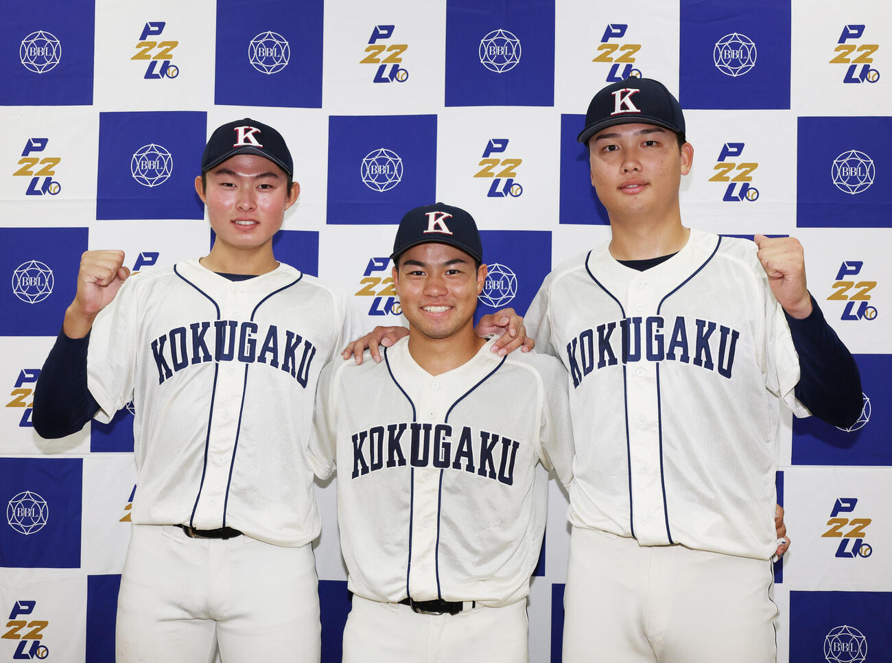 立正大対国学院大　勝利し笑顔を見せる国学院大の、左から中井遥次郎、緒方漣、南沢佑音（撮影・増田悦実）