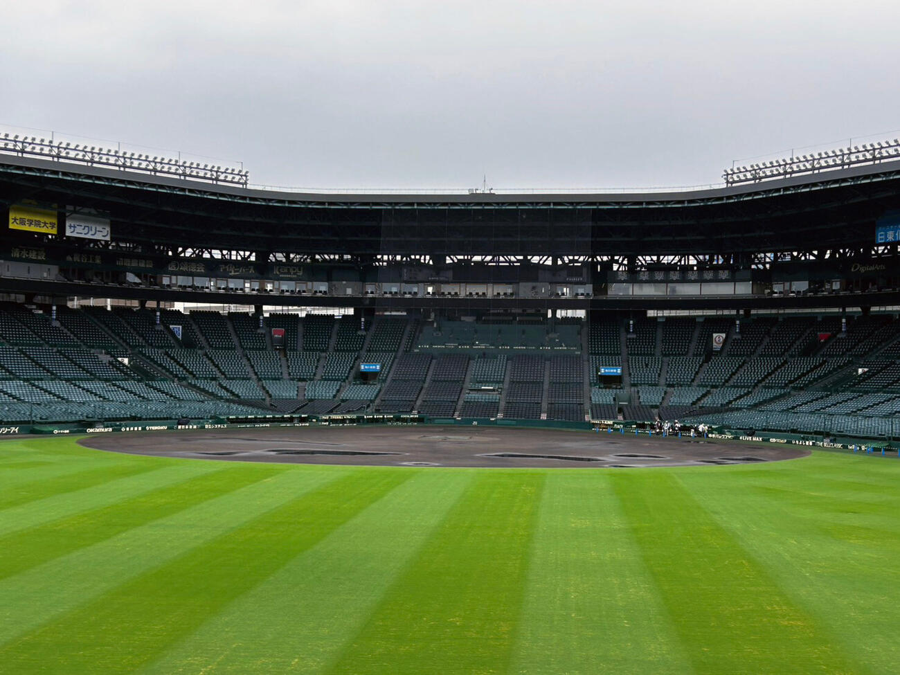 阪神対広島　前日に比べ水たまりの範囲は小さくなった甲子園球場のグラウンド（撮影・加藤哉）
