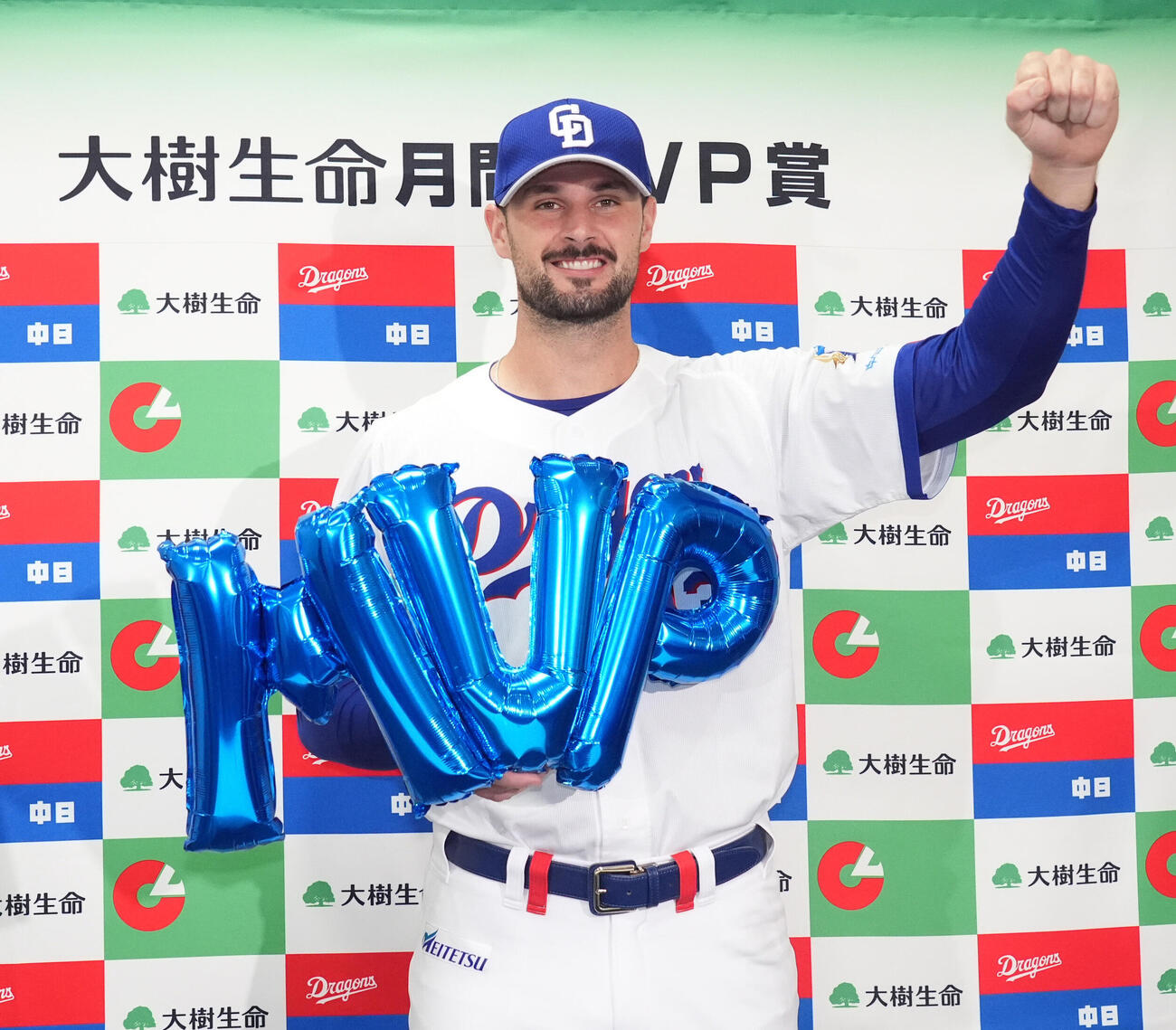 8月度大樹生命月間MVP賞セ・リーグ投手部門に選ばれ会見後ポーズを決めるカイル・マラー（撮影・森本幸一）