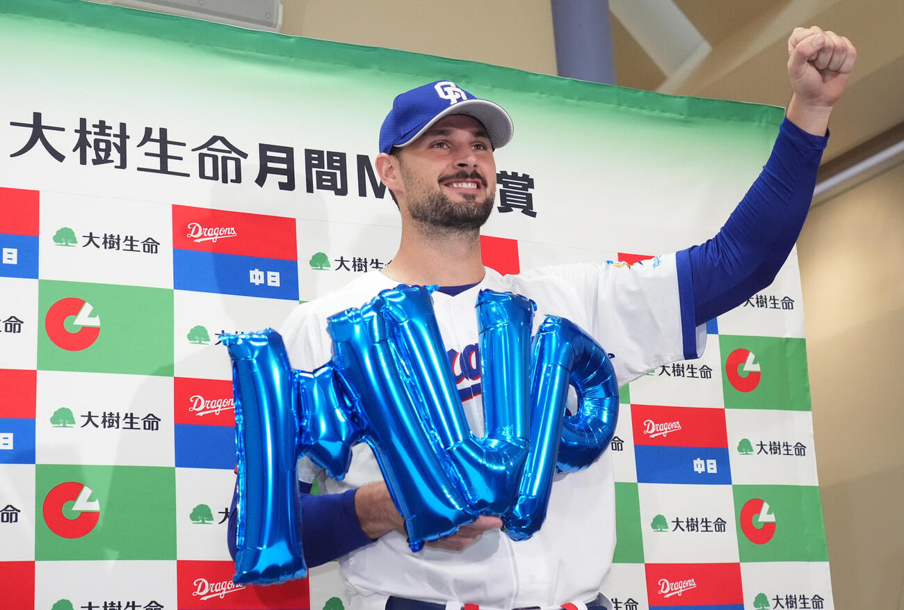 8月度大樹生命月間MVP賞セ・リーグ投手部門に選ばれ会見後ポーズを決めるカイル・マラー（撮影・森本幸一）