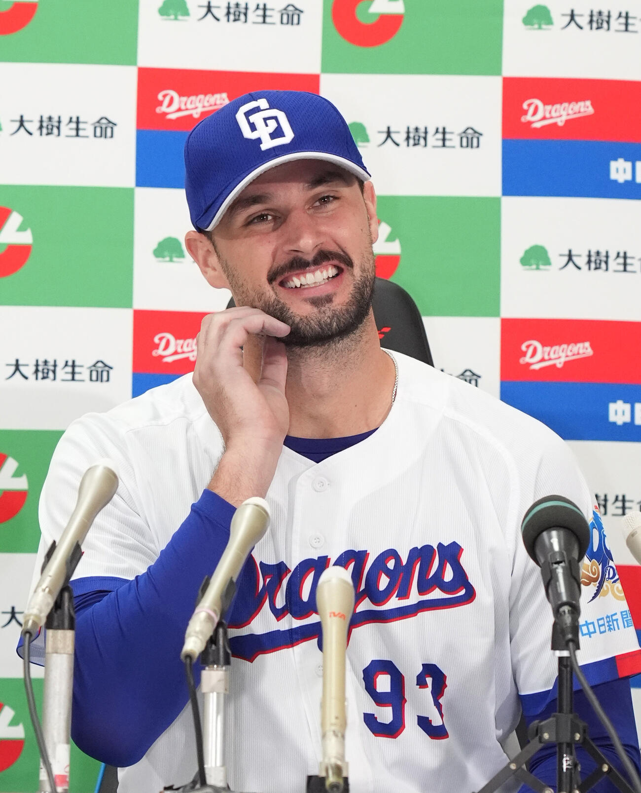 8月度大樹生命月間MVP賞セ・リーグ投手部門に選ばれ会見するカイル・マラー（撮影・森本幸一）