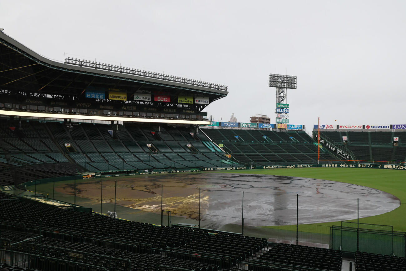 阪神対広島　グラウンドも再び雨水で濡れだした甲子園球場（撮影・加藤哉）