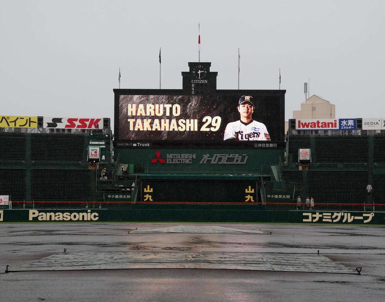 阪神対広島　グラウンドは再び雨水で濡れだした甲子園球場だが、スコアボードは試合開始に合わせ高橋遥人の映像を流して調整が続く（撮影・加藤哉）